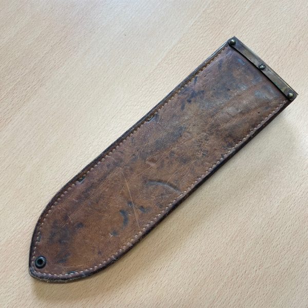 USMC Village Blacksmith Bolo Knife/Machete With Correct 1944 Dated Thick Leather Scabbard By Boyt. - Image 4