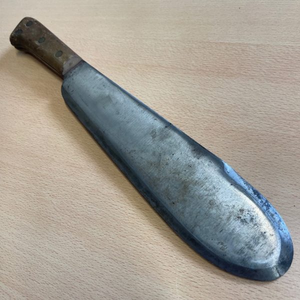 USMC Village Blacksmith Bolo Knife/Machete With Correct 1944 Dated Thick Leather Scabbard By Boyt. - Image 2