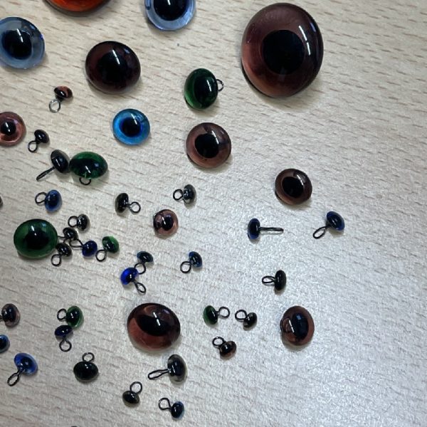 A variety of Glass Eyes with loops 79 eyes from 4mm to 22mm - Retail Value £90+ - Image 4
