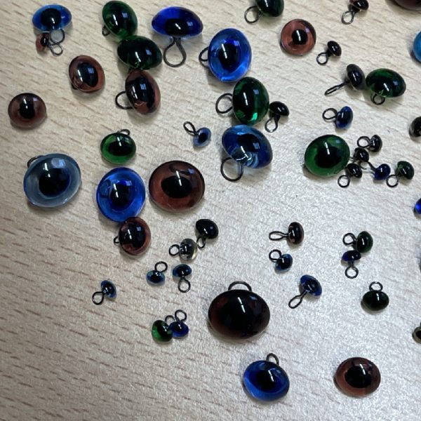 A variety of Glass Eyes with loops 79 eyes from 4mm to 22mm - Retail Value £90+ - Image 5