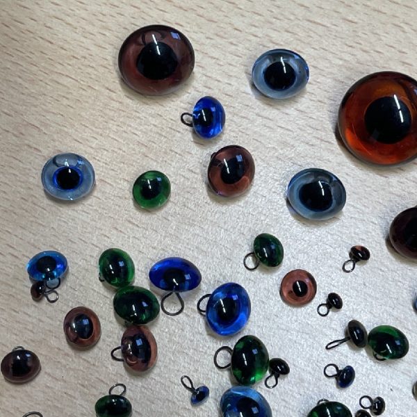 A variety of Glass Eyes with loops 79 eyes from 4mm to 22mm - Retail Value £90+ - Image 2