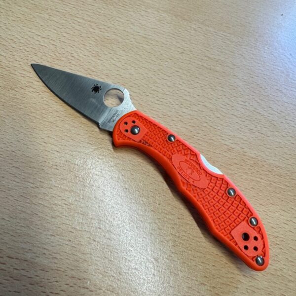 Spyderco Delicia 4 Orange handle VG-10