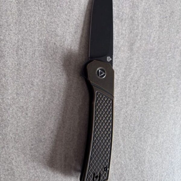 QSP Knife Osprey QS139-D2 Textured Brass, Blackwashed, pocket knife - Image 4